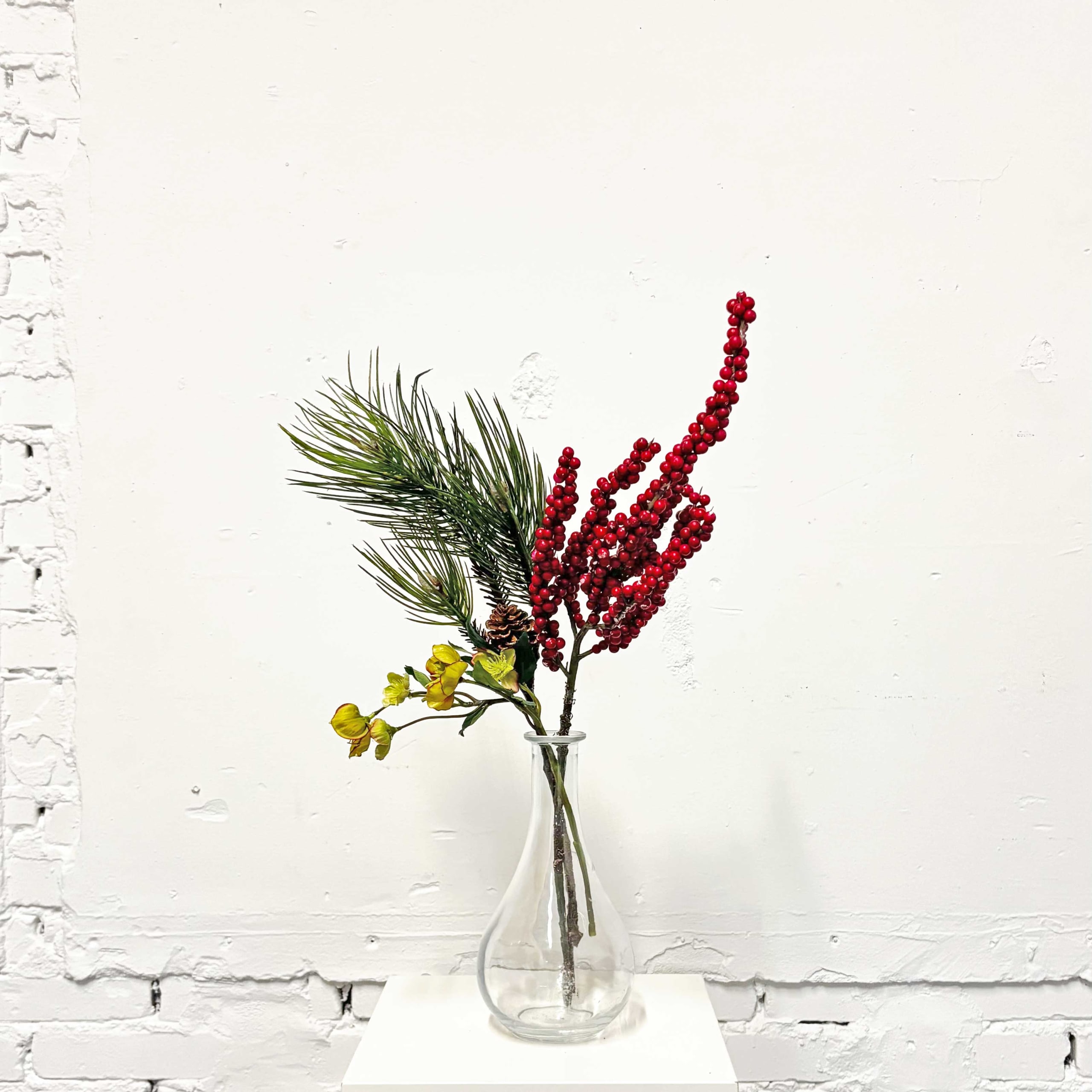 Combi tip #6 | Kerst | rode bessentak, helleborus en een dennetak - Afbeelding 3