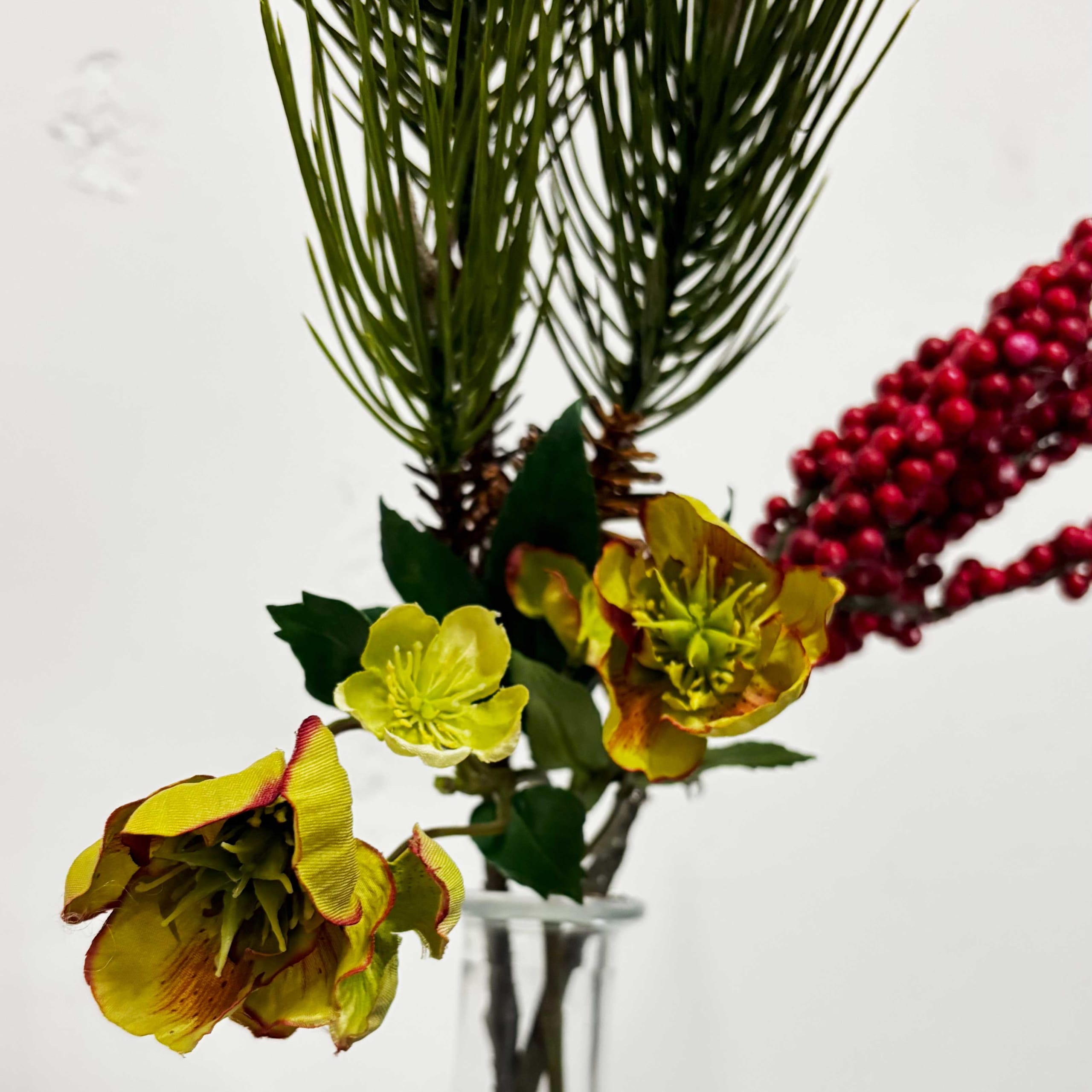 Combi tip #6 | Kerst | rode bessentak, helleborus en een dennetak - Afbeelding 4