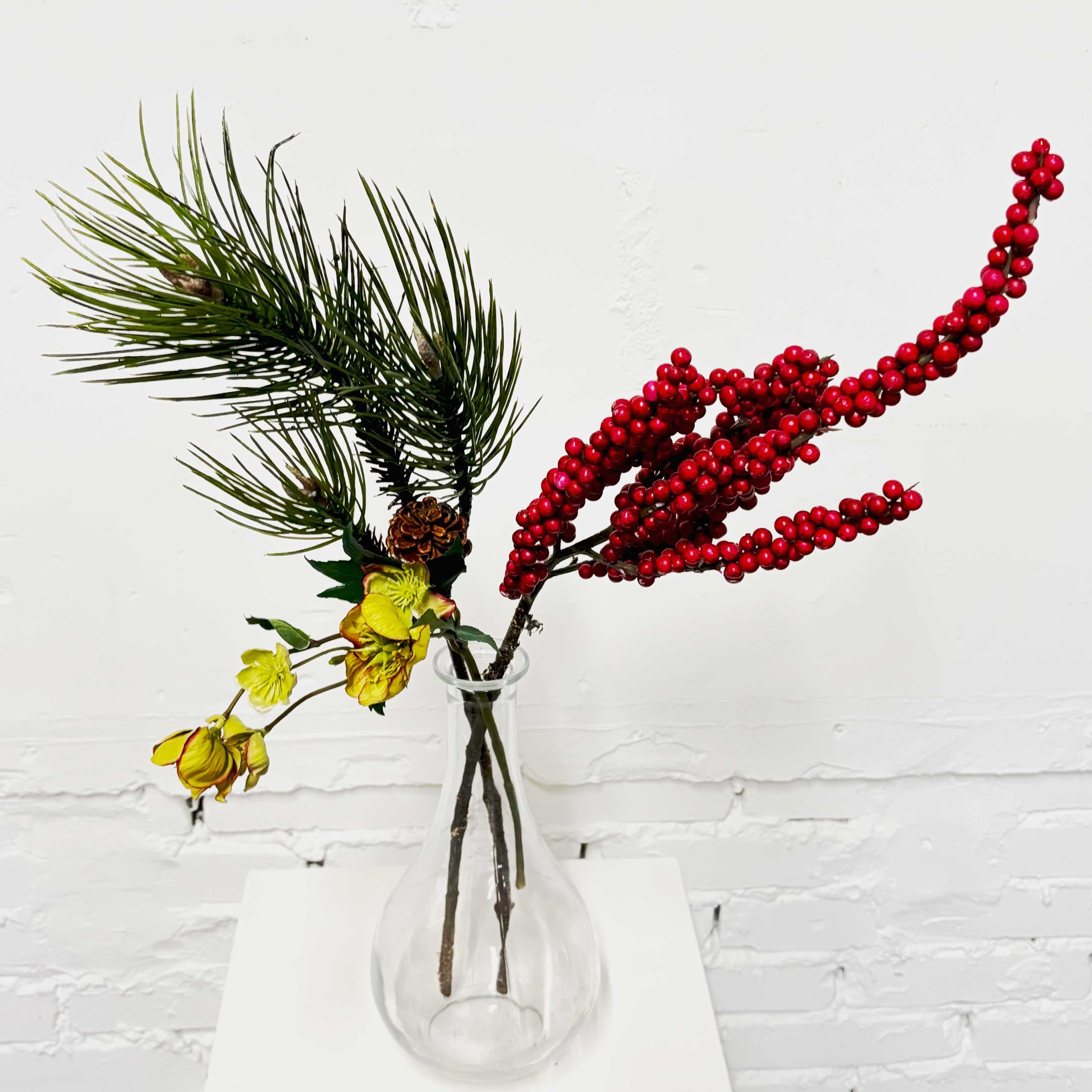 Combi tip #6 | Kerst | rode bessentak, helleborus en een dennetak