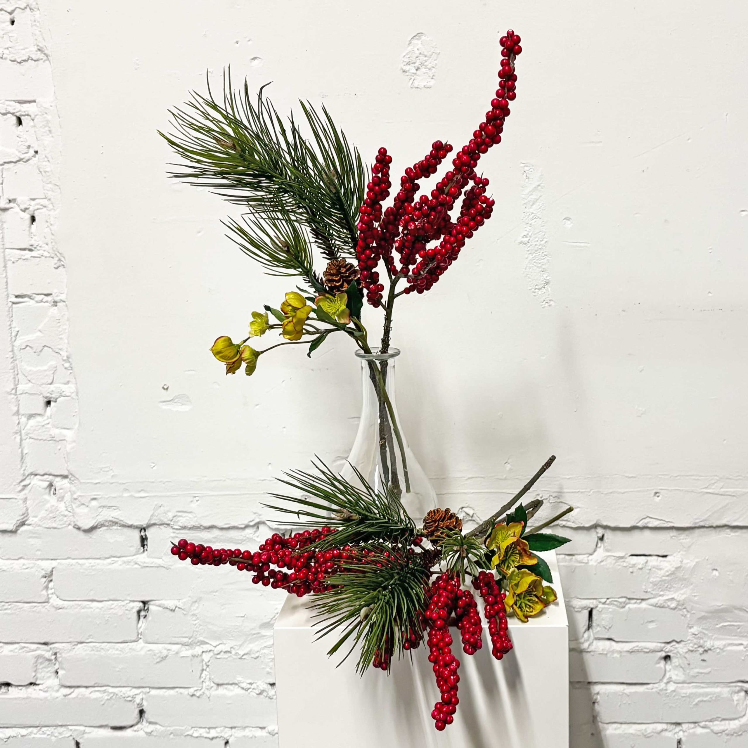 Combi tip #6 | Kerst | rode bessentak, helleborus en een dennetak - Afbeelding 2