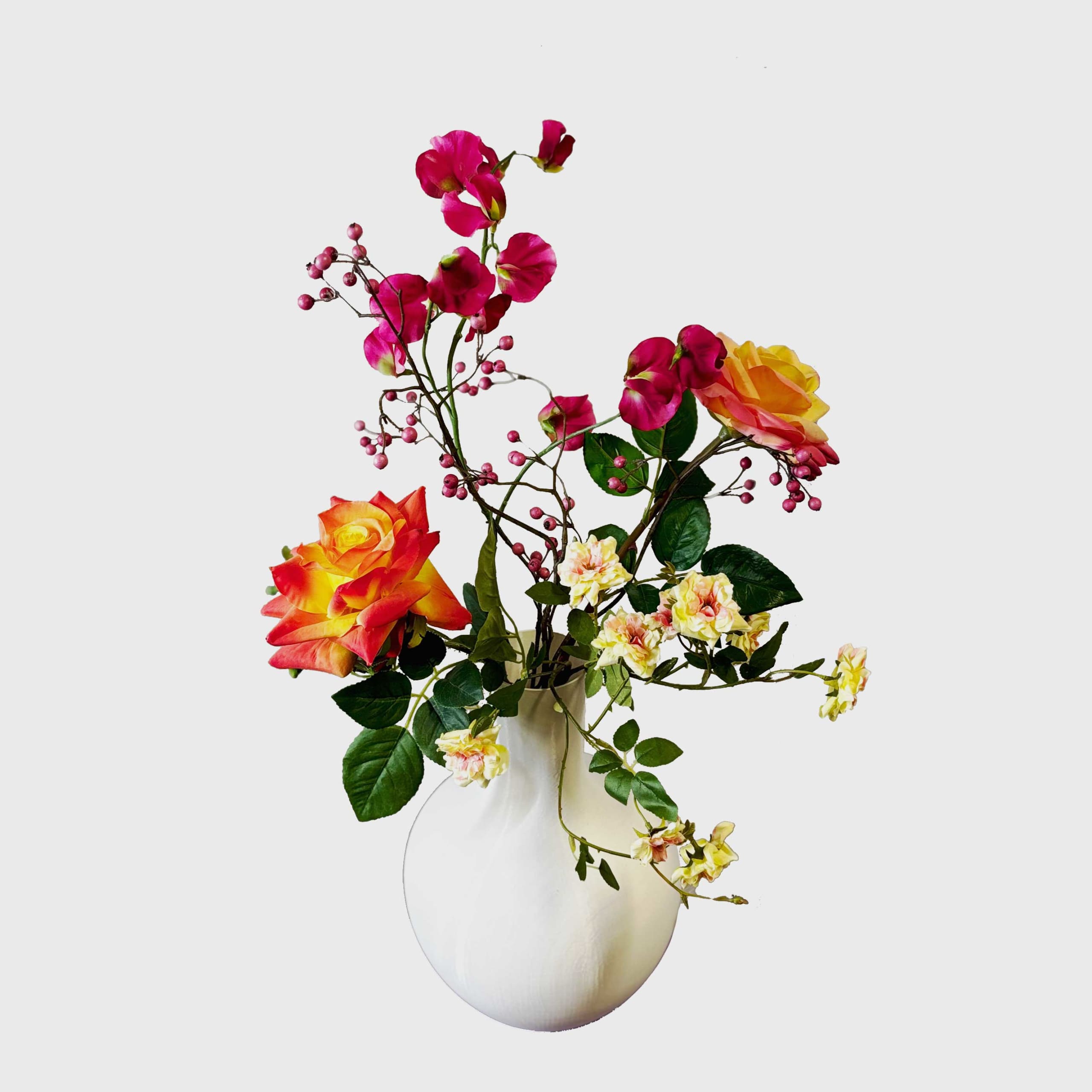 Stijlvol kunstbloemenboeket met levendige roze lathyrus en oranje-geel RealTouch rozen.