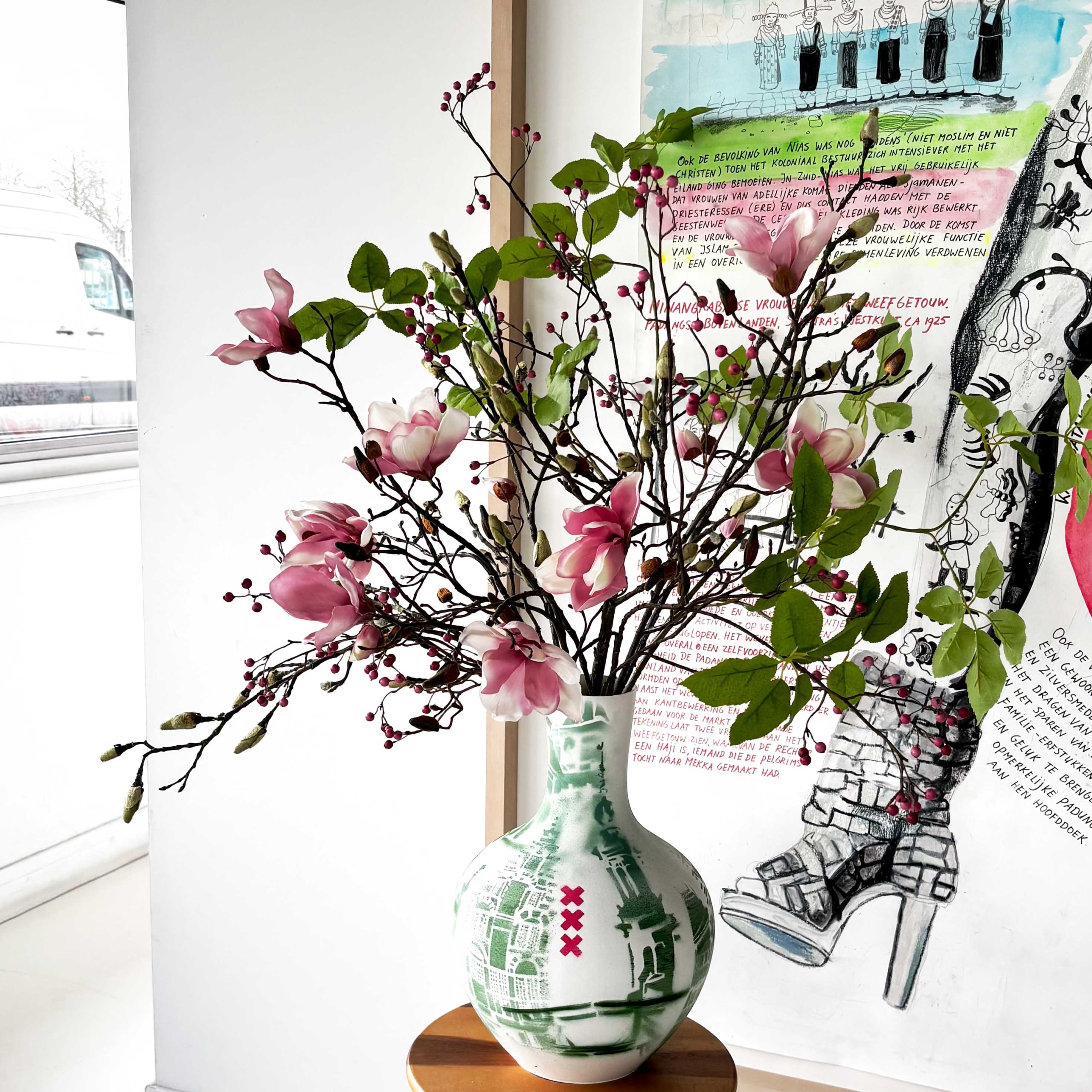 Weelderig kunstbloemen arrangement maat L met roze magnolia's, bessen en groene bladtakken in Amsterdam designvaas - FlowerDutchess