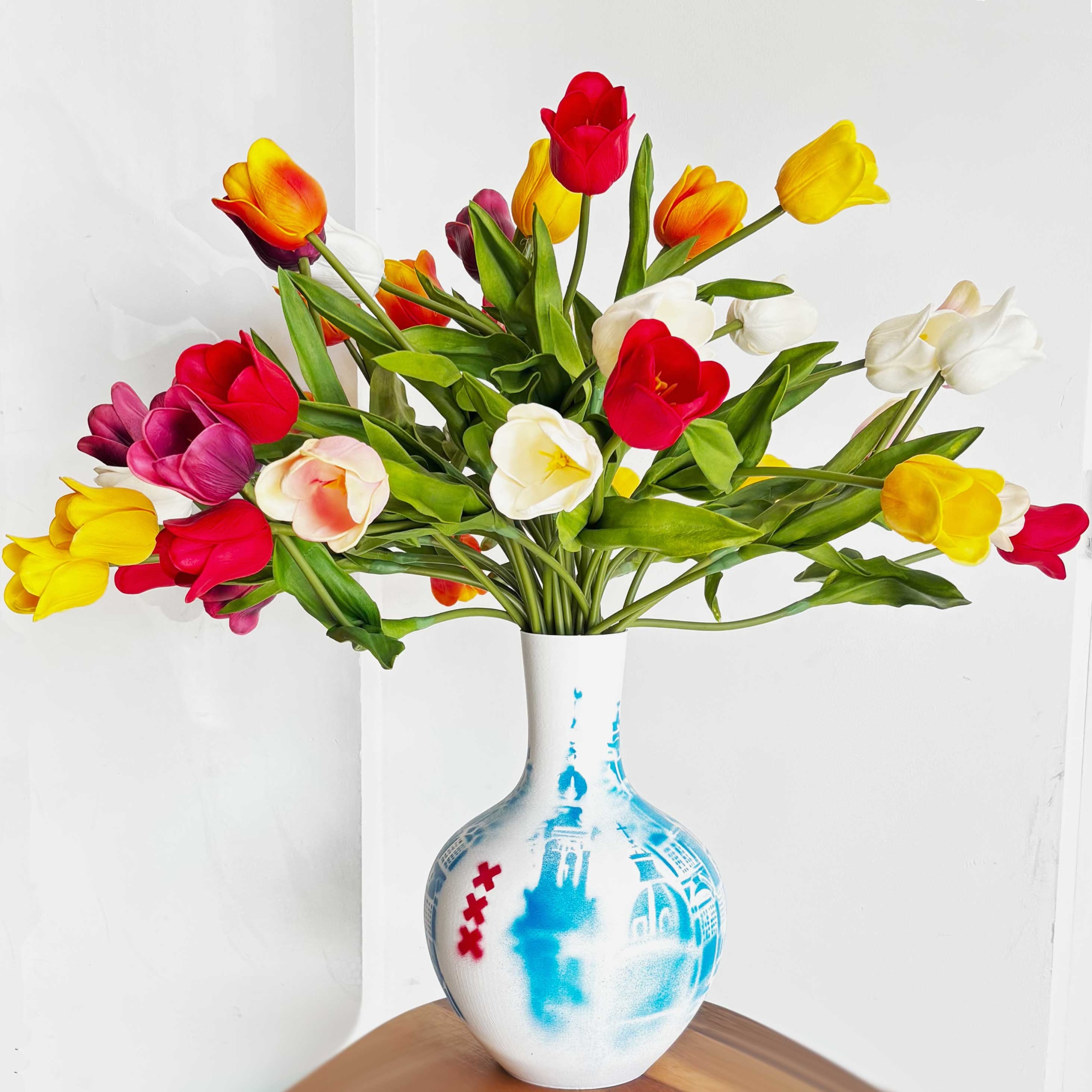 Kleurrijk kunstboeket FlowerDutchess met foam tulpen in geel, roze en wit, natuurgetrouwe kunstbloemen met groene bladeren, perfect voorjaarsboeket voor duurzame woondecoratie