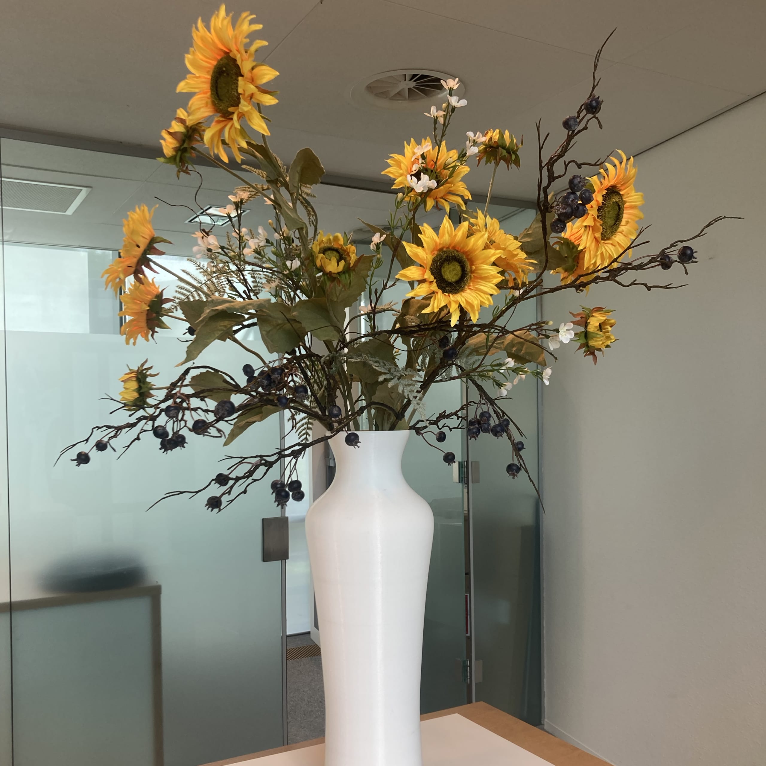 Zonnebloemen kunstbloemen arrangement kantoor witte vaas zakelijke decoratie FlowerDutchess