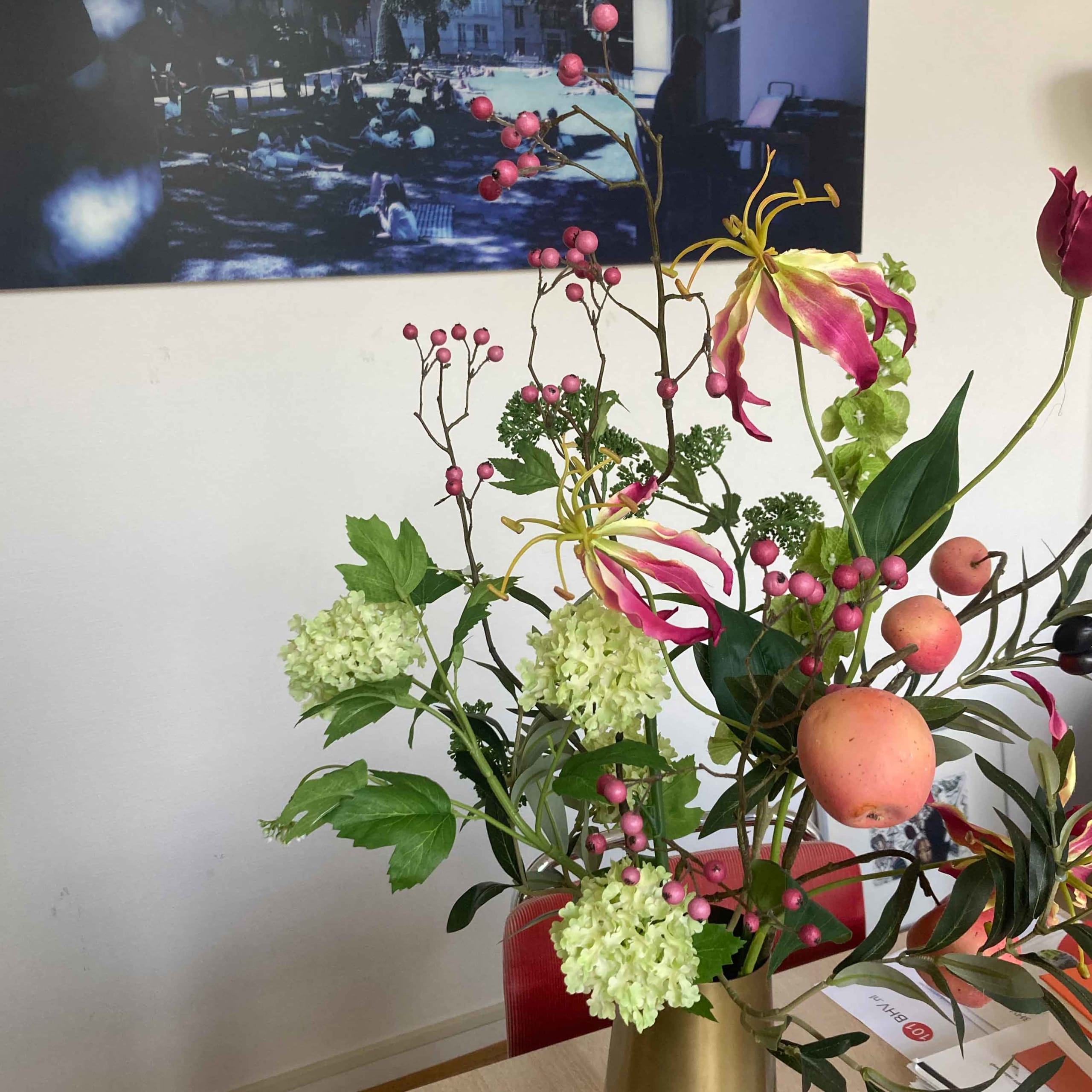 Kunstbloemen arrangement in gouden vaas op kantoor met gloriosa, groene sneeuwbal, appeltakken, bessentakken en diverse bladeren, FlowerDutchess