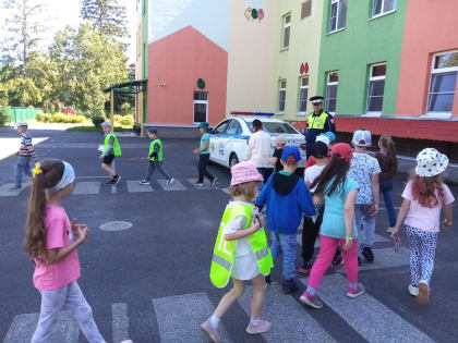 11 июня сотрудники Госавтоинспекции по Сланцевскому району совместно с воспитателями детского сада № 3 провели для детей, посещающих оздоровительный лагерь «Непоседы»,  мероприятие