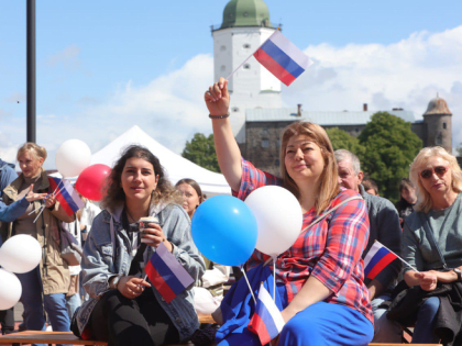 Выборжане отмечают День России семьями по-спортивному