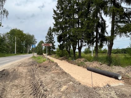 Идут работы по строительству тротуара