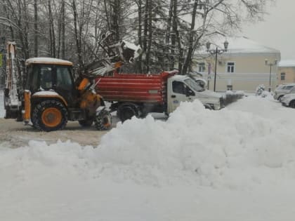 Уборка снега не прекращается