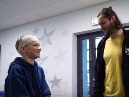 Хоккеистов «Северстали» посетил мальчик, которого ранила шайба (ВИДЕО)