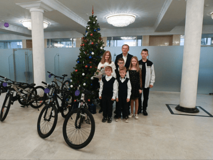 Александр Дрозденко исполнил новогодние желания