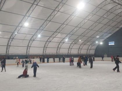 В СК «Юность» открыли каток для всех желающих.