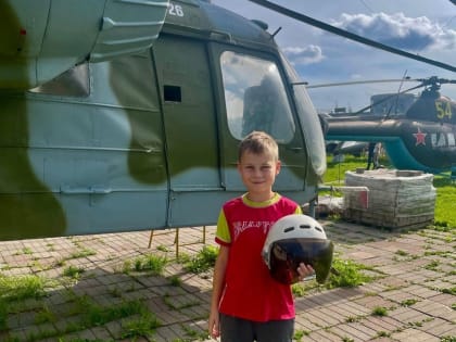 Андрей Скворцов передал уникальный шлем в авиамузей