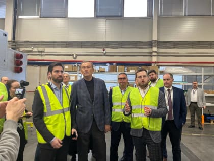 Александр Дрозденко посетил предприятие «Систэм Электрик» в Коммунаре