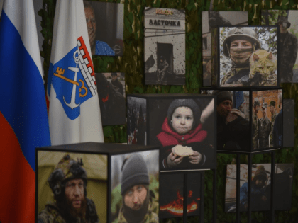 Выставка «Время выбрало нас» путешествует по Ленобласти