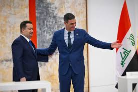 Hombre sonriendo con traje y corbata
