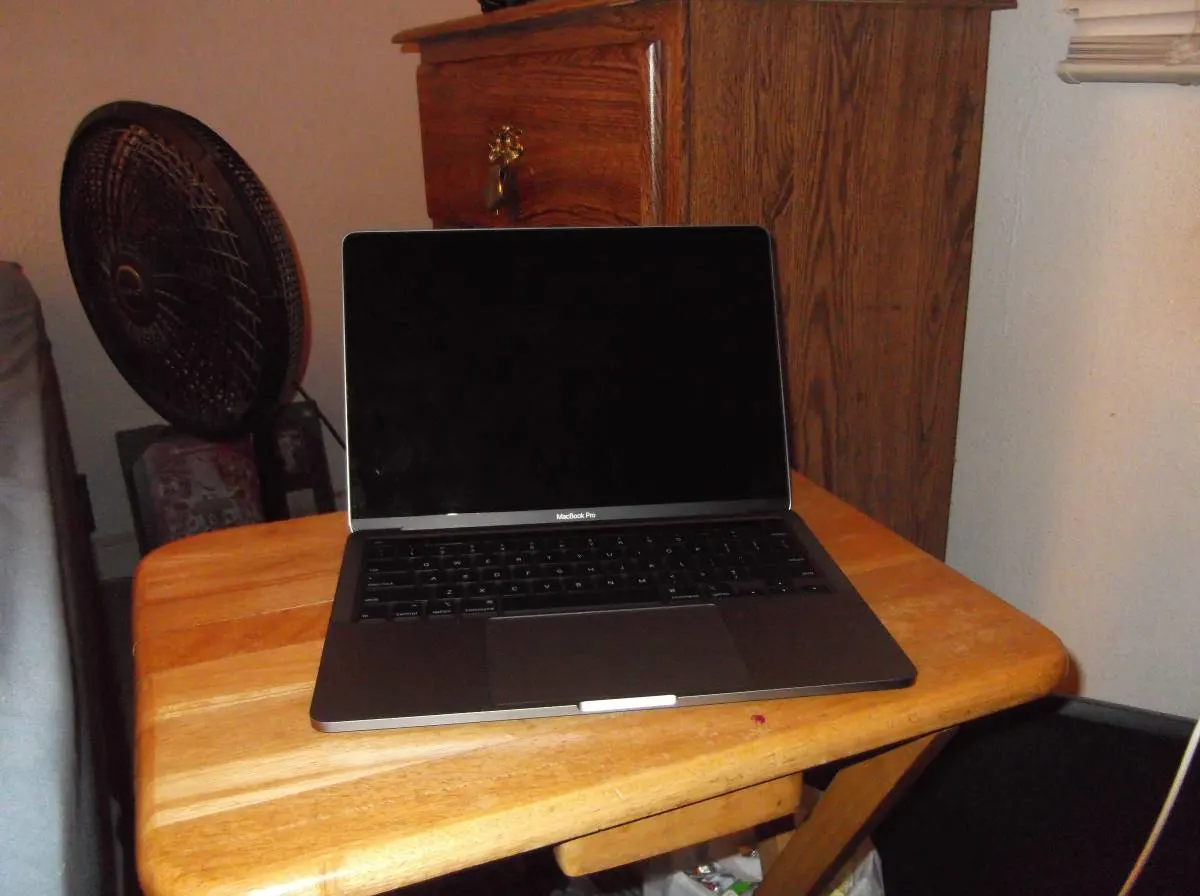 Macbook pro (2020) 13", 16gb ram, i5 quad, 500gb ssd