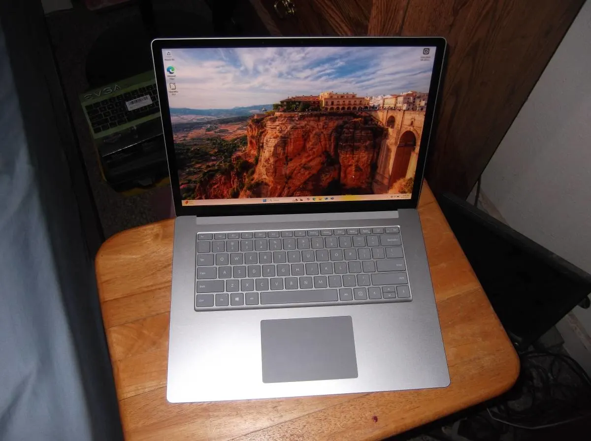Surface laptop 15", i7 quad, 16gb ram, 500gb ssd, works great