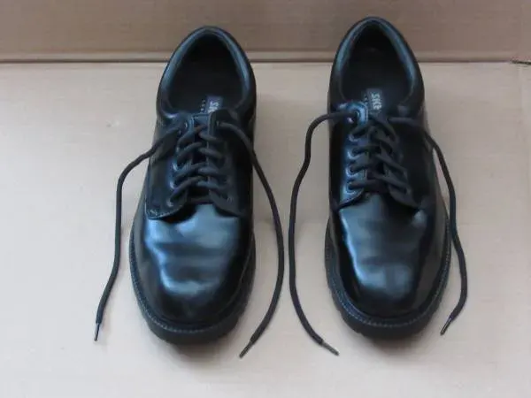 Skechers low top black boot