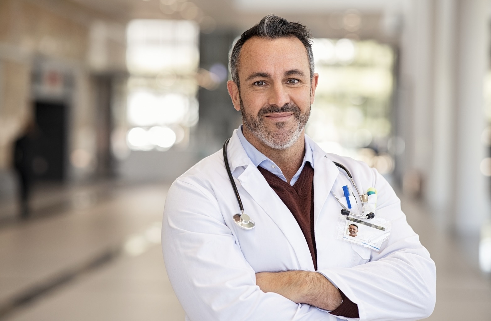 Médecin consultant un patient