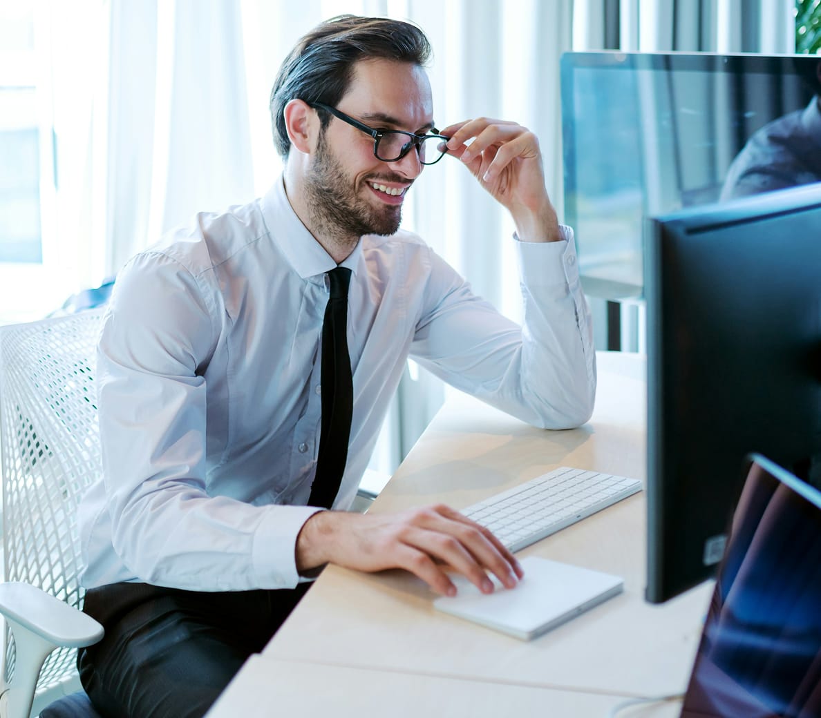 Expedient team member reviewing cloud rebalancing options