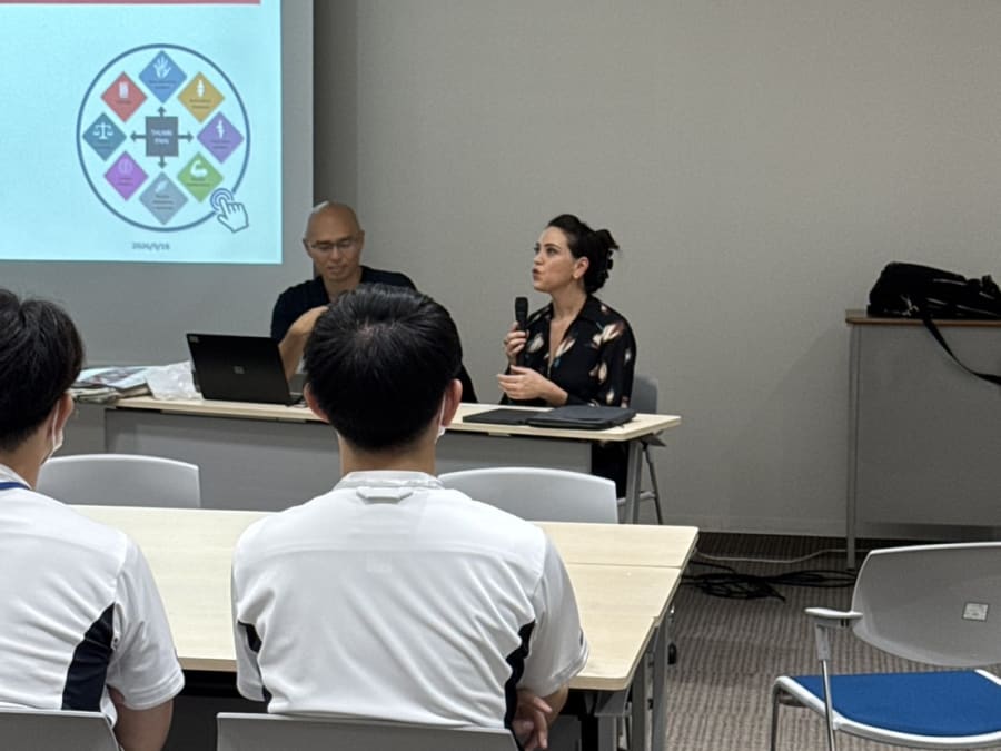 Ms Michelle Razo presenting a thumb pain clinical algorithm at the Hand Therapy Connect Event in Okayama, Japan