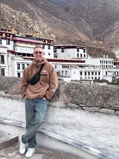 Enjoying with Tibetan Monastey view pznfdq