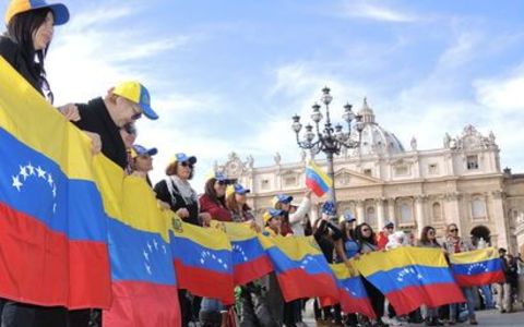 Venezolanos en extranjero se sacrifican para ayudar a familiares.