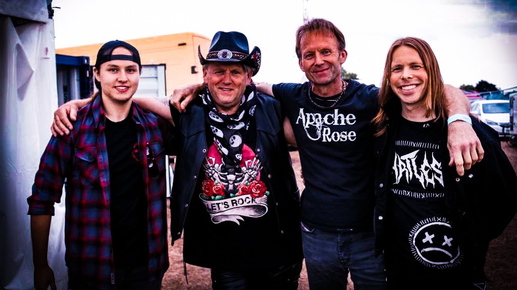 APACHE ROSE