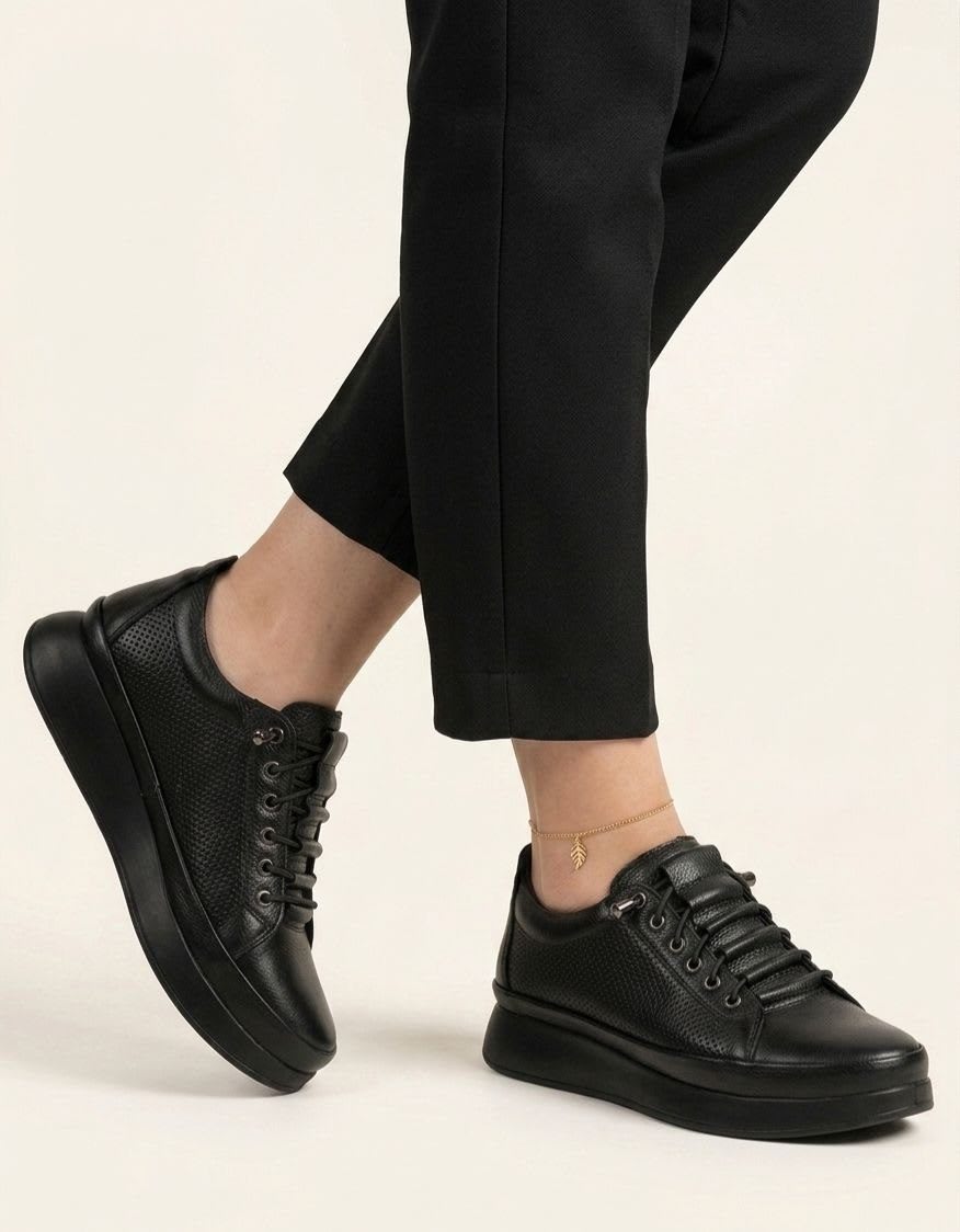 Siyah Kalın Tabanlı Delikli Deri Sneaker