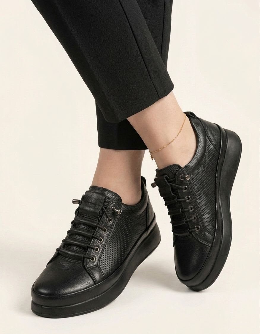 Siyah Kalın Tabanlı Delikli Deri  Sneaker 2