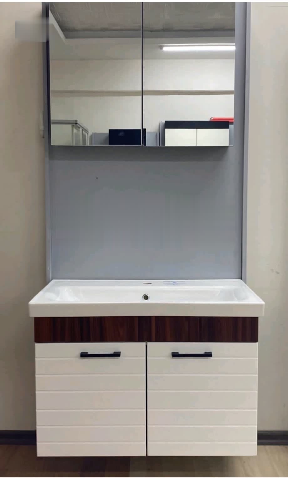 Beyaz Banyo Dolabı — Ceviz Bantlı Aynalı Takım
