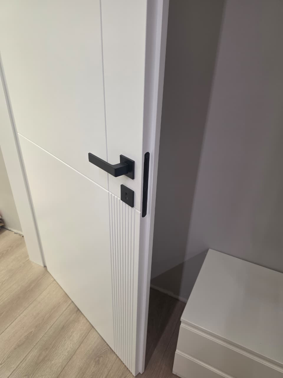 Derë me mentesha 3D dhe kasë greke kundër lagështirës, pamja 3