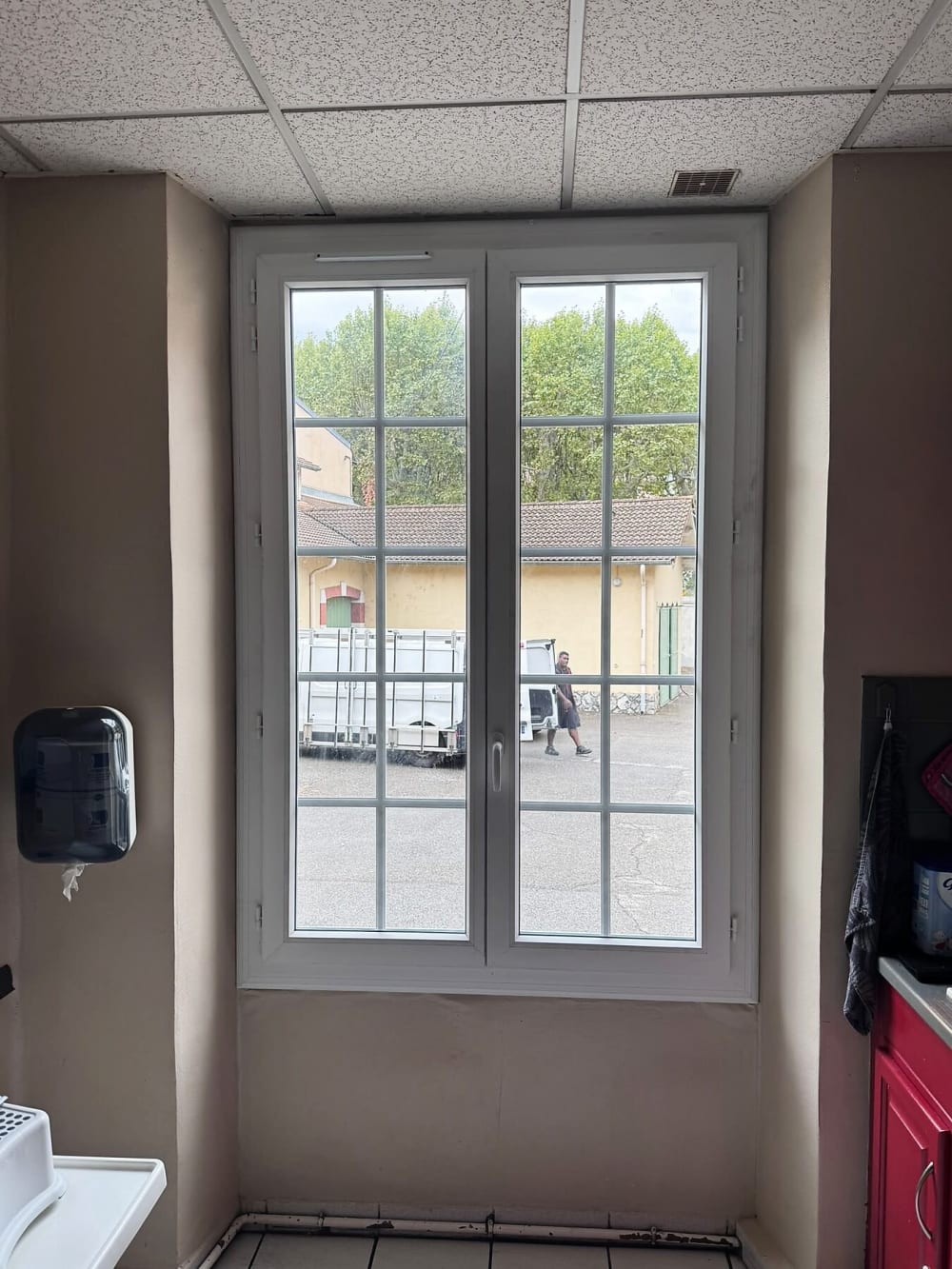 Fenêtre deux vantaux à petits bois vue de l’intérieur