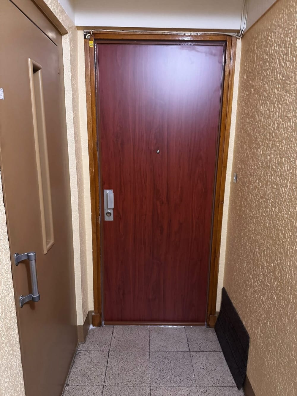 Porte blindée finition bois posée sur un palier