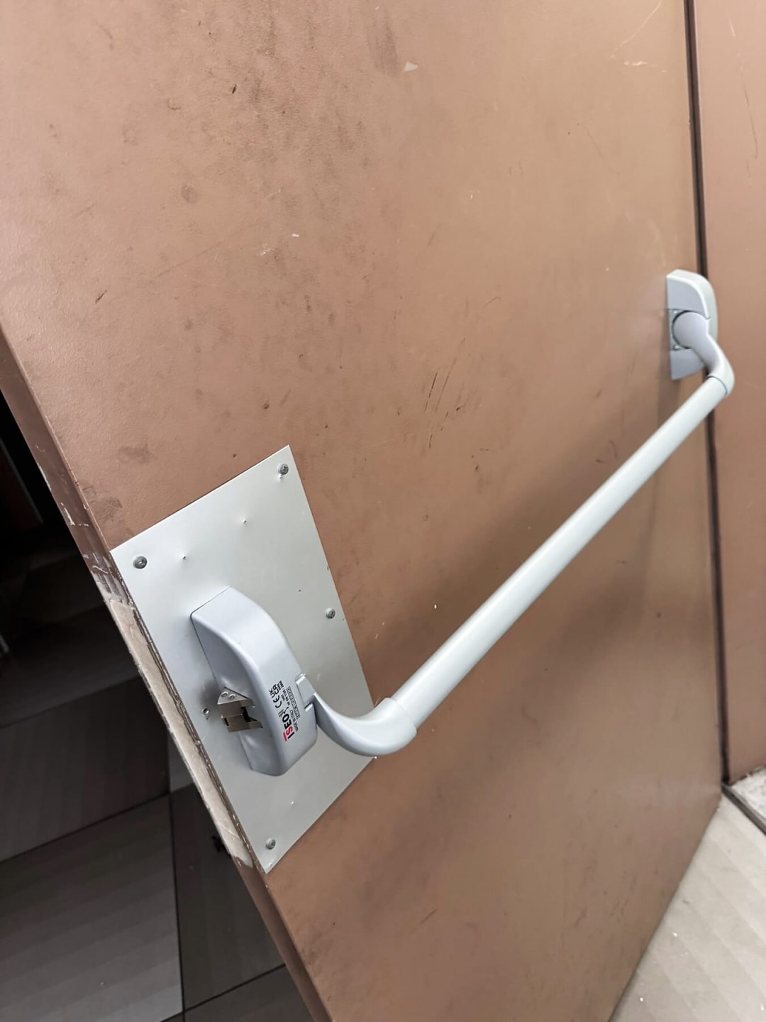 Barre anti-panique posée sur une porte