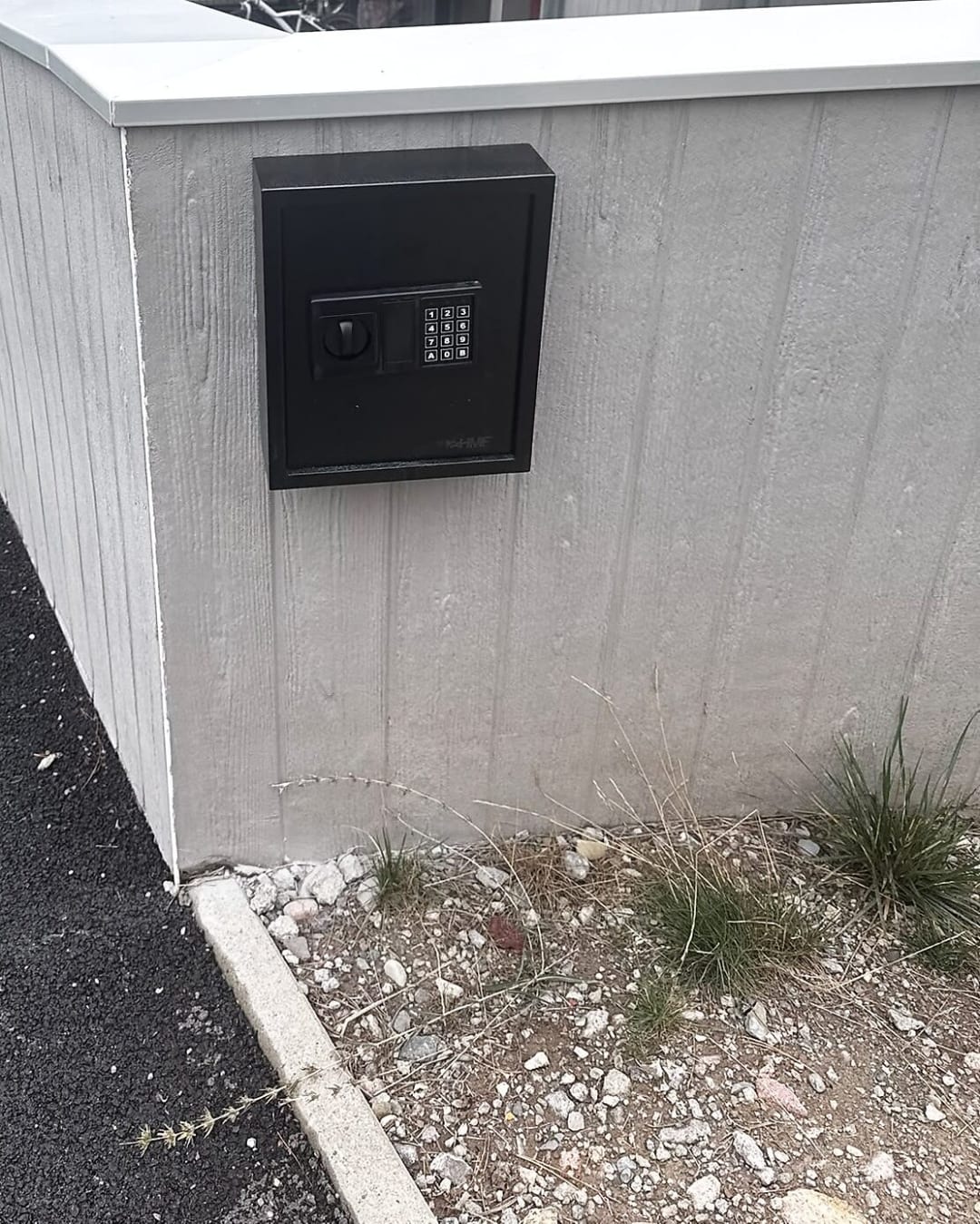 Boîte à clés sécurisée à code, fixée sur un muret