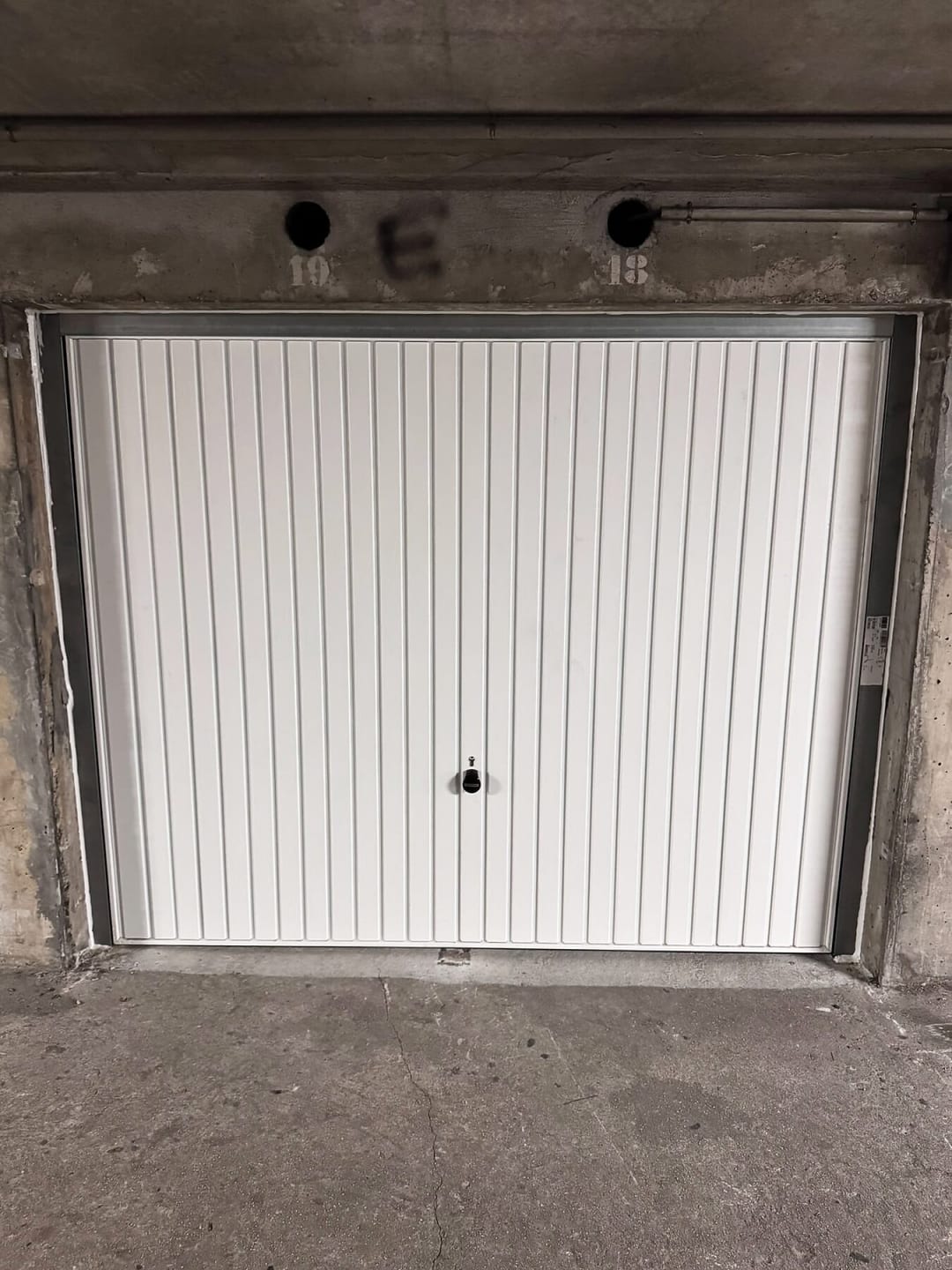 Porte de garage basculante blanche à rainures verticales