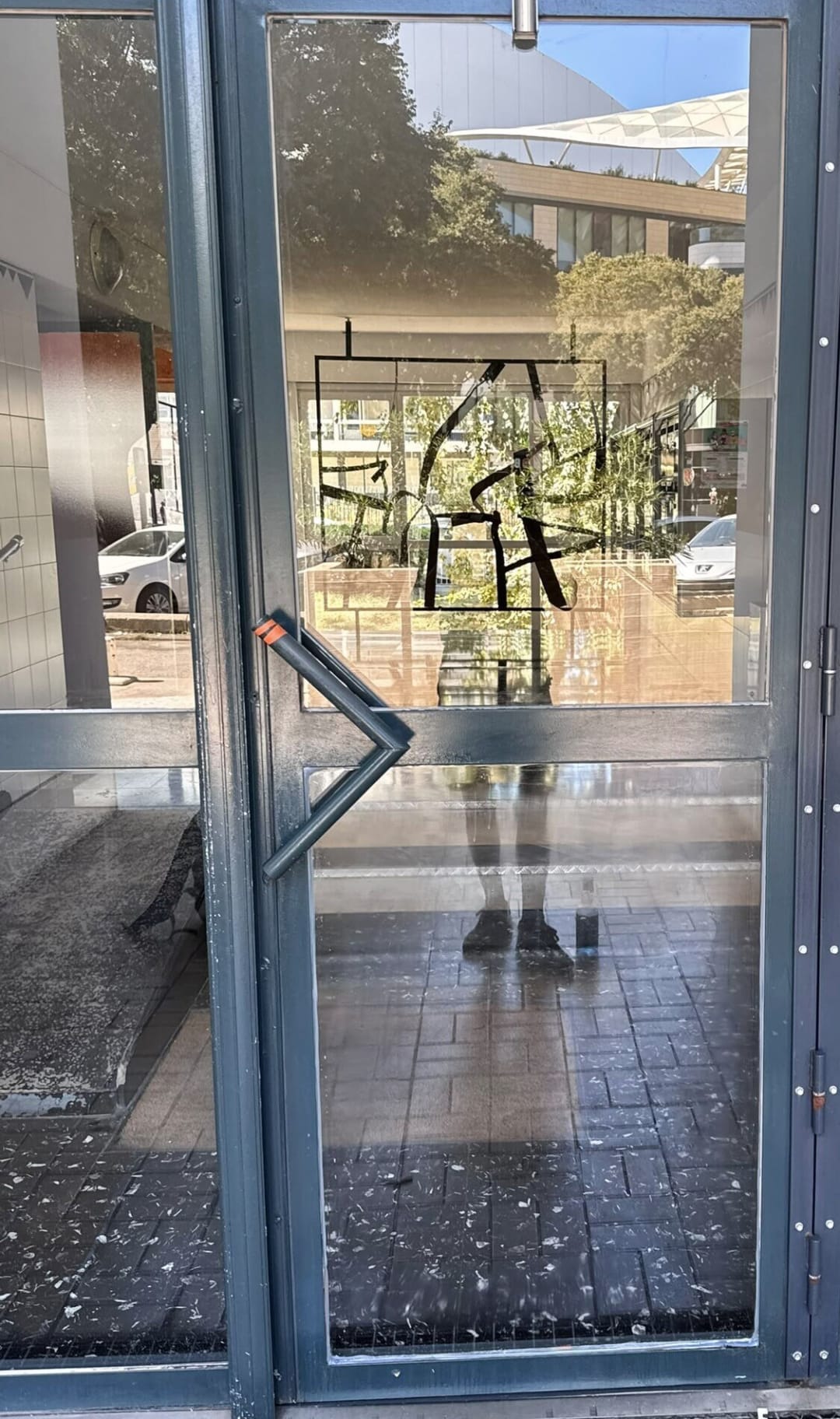 Porte de hall vitrée après remplacement du vitrage du bas
