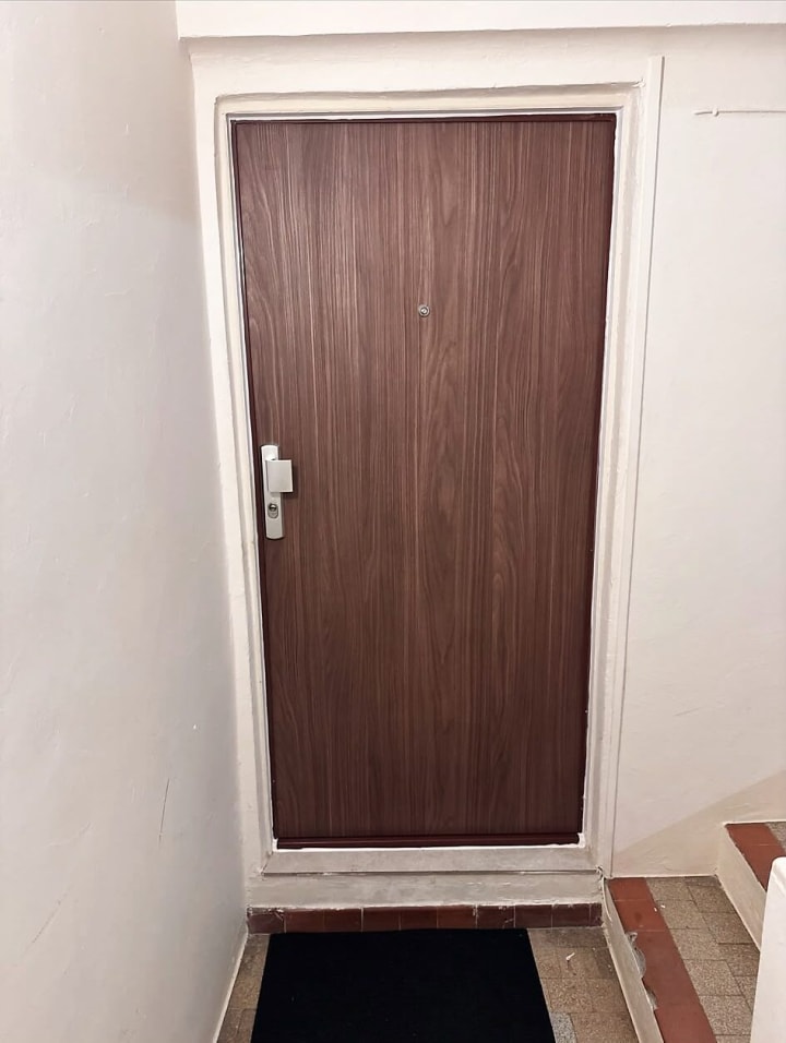 Porte blindée finition bois, vue de face