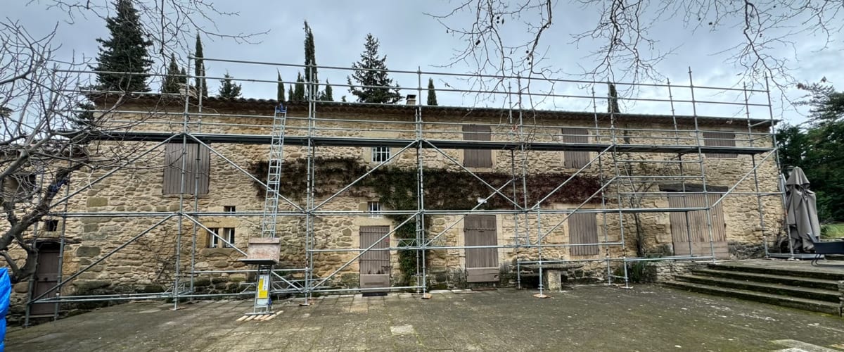 Ravalement de façade en pierre dans le Gard — Antho Couverture