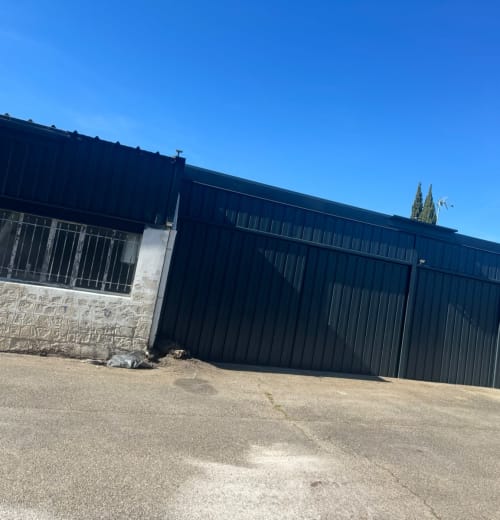 Peinture de façade d'un hangar à Laudun-l'Ardoise — après travaux, Antho Couverture