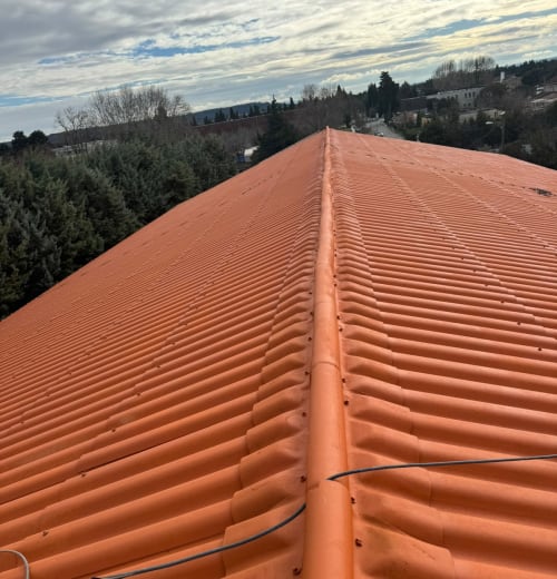 Peinture et hydrofuge coloré de toiture à Domazan — après travaux, Antho Couverture