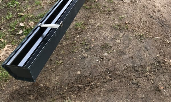 Chéneau en aluminium laqué anthracite préparé sur mesure avant sa pose