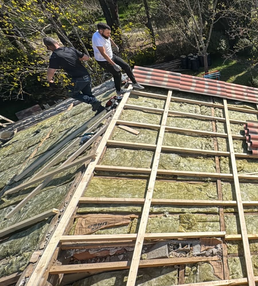 Chantier de rénovation de toiture réalisé par Antho Couverture à Pujaut (30131)