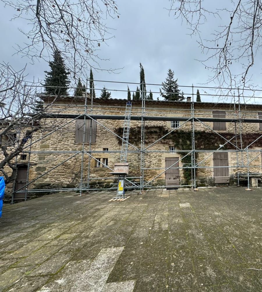Chantier de rénovation de toiture réalisé par Antho Couverture à Châteauneuf-du-Pape (84230)
