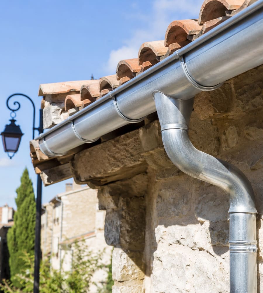 Chantier de rénovation de toiture réalisé par Antho Couverture à Estézargues (30390)