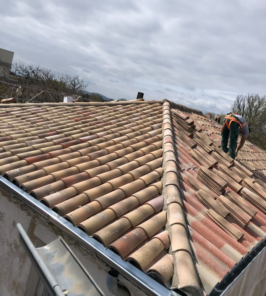 Chantier de rénovation de toiture réalisé par Antho Couverture à Rochefort-du-Gard (30650)