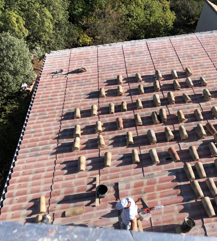 Chantier de rénovation de toiture réalisé par Antho Couverture à Saint-Laurent-des-Arbres (30126)