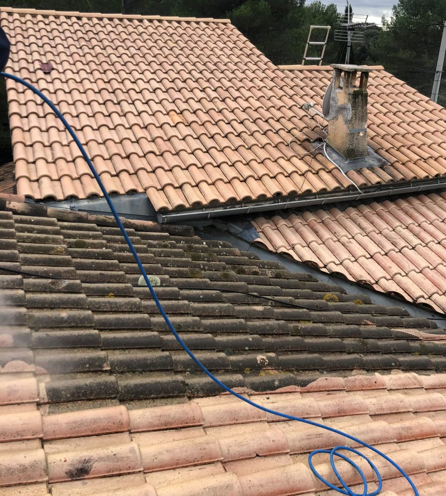 Chantier de rénovation de toiture réalisé par Antho Couverture à Tavel (30126)